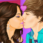Selena and Justin Kissing
